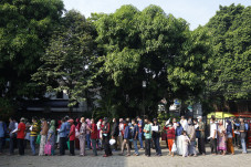 Antrean Panjang Warga...