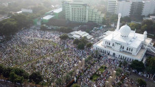 Ribuan Umat Muslim Laksanakan...