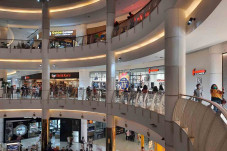 Pusat Perbelanjaan Ramai...