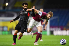 Sikat Burnley 3-0, Liverpool...