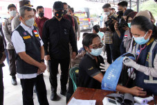Gubernur Riau Tinjau...