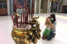 Khusyuk Waisak di Vihara...