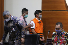 KPK Tahan Yoory Corneles...