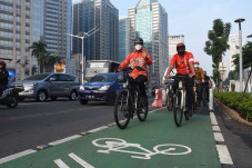 Gowes Pakai Batik, Begini...