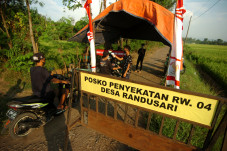 Lockdown Desa Randusari,...
