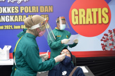 Ratusan Warga dan Polisi...