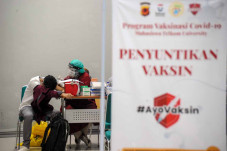 Vaksinasi Covid-19 Bagi...