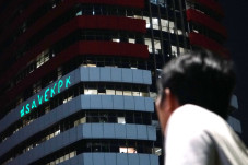 Aktivis Greenpeace Tembakkan...