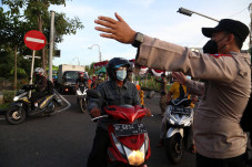 Polisi Tutup Akses Masuk...