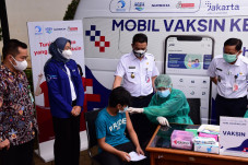 Vaksinasi Keliling Pemprov...