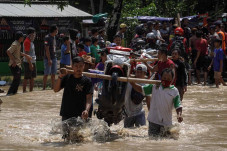 Banjir Genangi Jalan...
