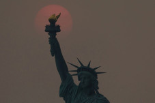 New York Diselimuti...