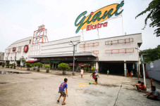 Seluruh Gerai Supermarket...