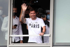 Tiba di Paris, Lionel...