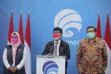 Menkominfo Serahkan...