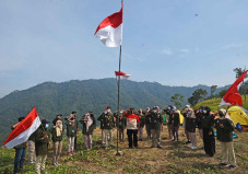 Pengibaran Bendera Merah...