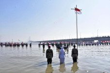 Berendam di Laut, Marinir...