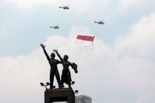 Helikopter TNI AU Kibarkan...