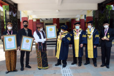 10.210 Mahasiswa Baru...
