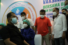 Vaksinasi Covid-19 untuk...