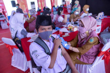 Vaksinasi Untuk Santri...