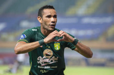 Persebaya Surabaya Tundukkan...