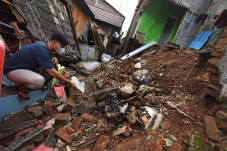 Rumah Roboh Akibat Angin...