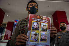 Polisi Masih Buru Empat...