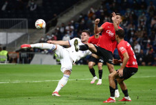 Raksasa Madrid Bantai...