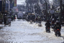 Banjir Rendam Ruas Jalan...