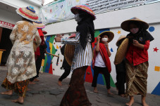Pelajar Surabaya Suguhkan...