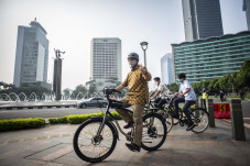 Kenakan Batik, Anies...