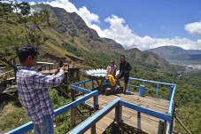 Menikmati Wisata Alam...