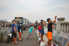 Keseruan Warga Bermain...