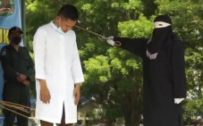 Dua Pemuda Dihukum Cambuk...