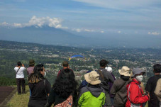 Libur Akhir Pekan, Bukit...