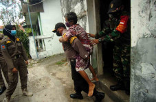 Satgas Covid-19 Gendong...