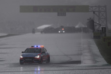 Hujan Deras Jelang Race...