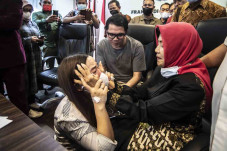 Anggiat Pasaribu Bersimpuh...
