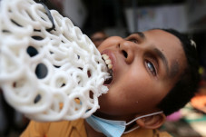 Lomba Makan Kerupuk...