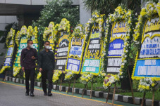 Deretan Karangan Bunga...