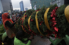 Menghias Pohon Natal...