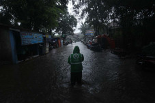 Terjang Banjir Demi...