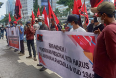 Unjuk Rasa Tuntut Mendikbud...