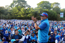 Hadiri Senam Sehat,...