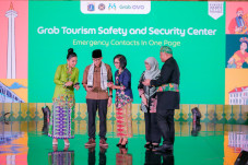 Grab Luncurkan Pusat...