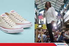 Melihat Sepatu Favorit...