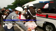 Jokowi Bagikan Sembako...