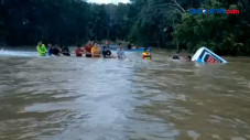 Minibus Terjebak Banjir...