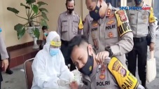Takut Jarum, Tingkah...